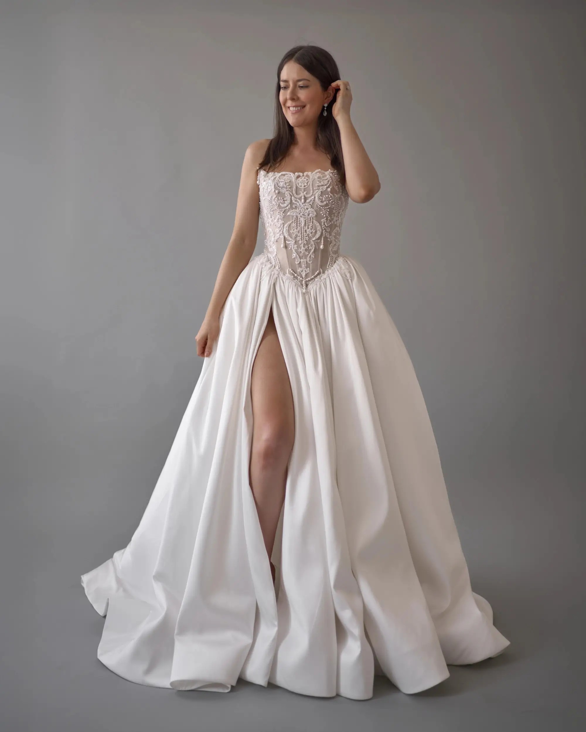 The Rise of the Slit: Elegant Gowns with a Touch of Edge Image